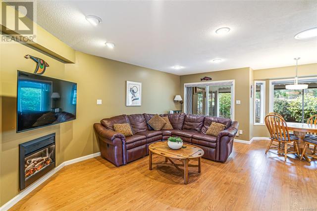 870 Fairways Dr, House detached with 3 bedrooms, 2 bathrooms and 4 parking in Qualicum Beach BC | Image 5