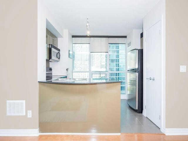 1002 - 16 Yonge St, Condo with 2 bedrooms, 2 bathrooms and 1 parking in Toronto ON | Image 7