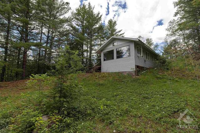 8860 Highway 41 Highway, House detached with 2 bedrooms, 1 bathrooms and 10 parking in Addington Highlands ON | Image 18