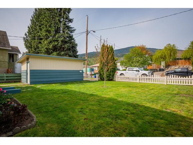 555 5th Ave, House detached with 6 bedrooms, 3 bathrooms and 4 parking in Castlegar BC | Image 69