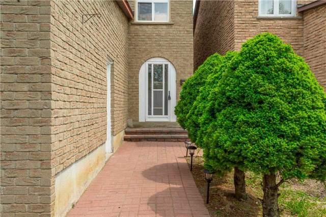104 Larksmere Crt, House attached with 3 bedrooms, 4 bathrooms and 4 parking in Markham ON | Image 2