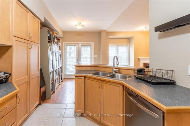 1361 Stephenson Dr, Townhouse with 3 bedrooms, 3 bathrooms and 2 parking in Burlington ON | Image 2