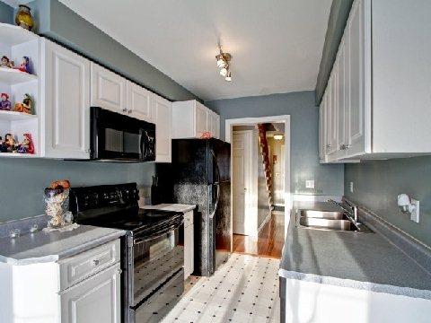18 Heathcliffe Sq, Townhouse with 3 bedrooms, 3 bathrooms and 1 parking in Brampton ON | Image 4