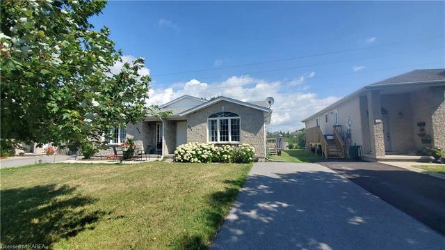 844 Peachwood Street, House semidetached with 2 bedrooms, 2 bathrooms and 3 parking in Kingston ON | Image 1