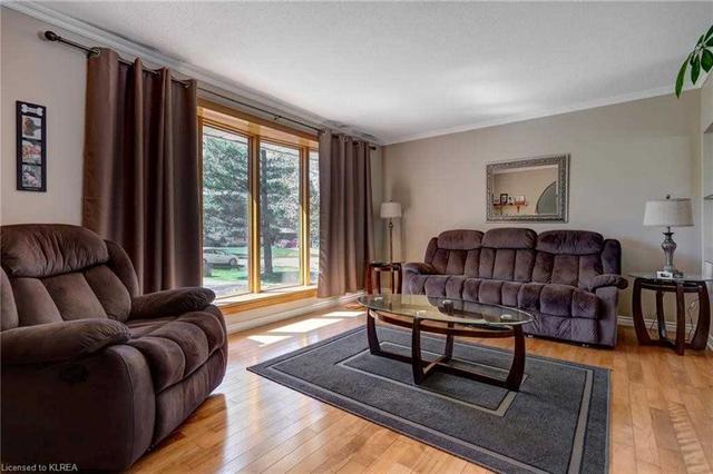 66 Manvers Dr, House detached with 3 bedrooms, 2 bathrooms and 7 parking in Kawartha Lakes ON | Image 2