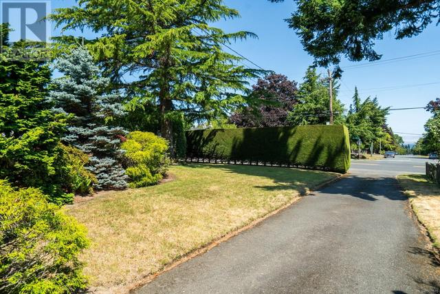1875 Grandview Dr, House detached with 4 bedrooms, 3 bathrooms and 4 parking in Saanich BC | Image 39