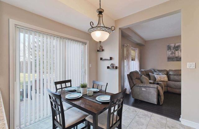861 Wildflower Crt, House detached with 3 bedrooms, 4 bathrooms and 6 parking in Oshawa ON | Image 4