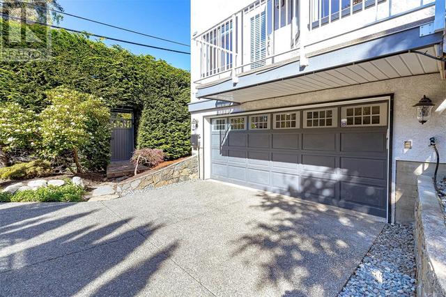 924 Deal St, House detached with 4 bedrooms, 4 bathrooms and 5 parking in Oak Bay BC | Image 68