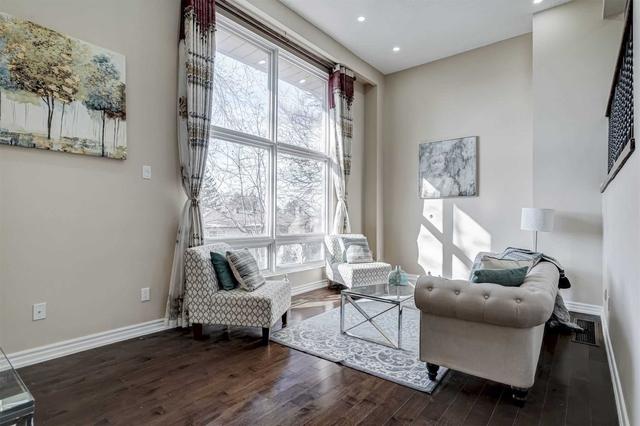 32 Rusty Crest Way, Townhouse with 3 bedrooms, 2 bathrooms and 2 parking in Toronto ON | Image 3