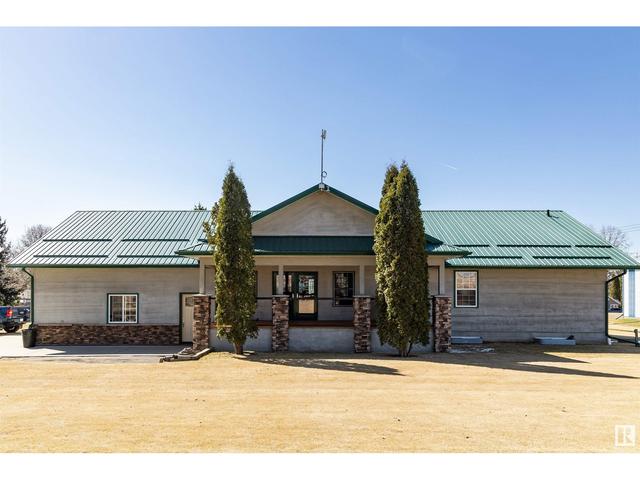 5004 52 Av, House detached with 4 bedrooms, 3 bathrooms and null parking in Westlock County AB | Image 1
