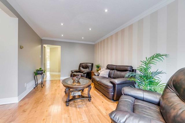 2718 Romark Mews, House detached with 3 bedrooms, 2 bathrooms and 2 parking in Mississauga ON | Image 4