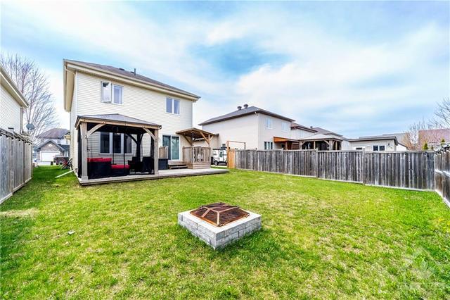 582 Emerald Street, House detached with 3 bedrooms, 3 bathrooms and 4 parking in Clarence Rockland ON | Image 3