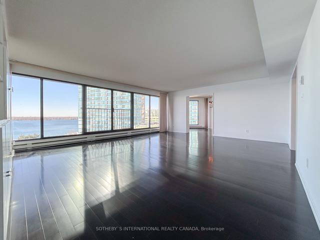 1110 - 65 Harbour Sq, Condo with 3 bedrooms, 3 bathrooms and 1 parking in Toronto ON | Image 8