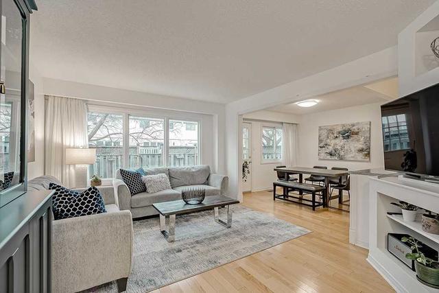 16 - 100 St. Andrews Crt, Townhouse with 3 bedrooms, 2 bathrooms and 2 parking in Hamilton ON | Image 1