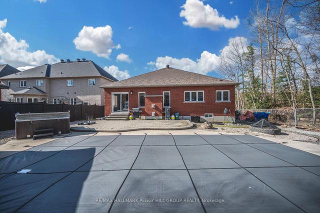 34 Camelot Sq, House detached with 3 bedrooms, 3 bathrooms and 12 parking in Barrie ON | Image 8