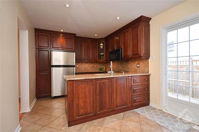 696 Morewood Crescent, House detached with 3 bedrooms, 3 bathrooms and 3 parking in Ottawa ON | Image 10