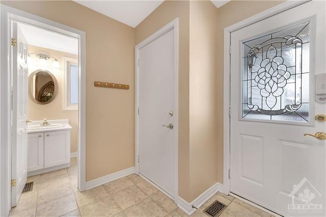 1597 Lunenberg Crescent, House detached with 3 bedrooms, 3 bathrooms and 6 parking in Ottawa ON | Image 2