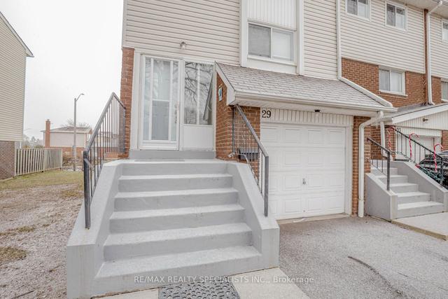29 Sandringham Crt, Townhouse with 3 bedrooms, 2 bathrooms and 2 parking in Brampton ON | Image 12