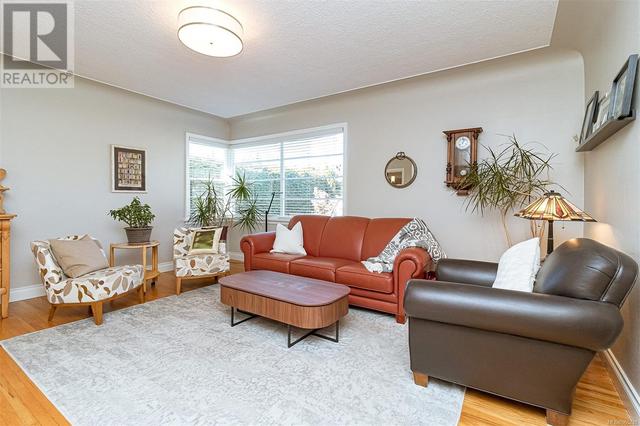 943 Linkleas Ave, House detached with 6 bedrooms, 3 bathrooms and 2 parking in Oak Bay BC | Image 11