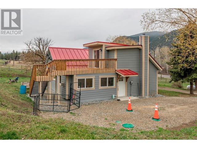 6449 97 Highway, House detached with 3 bedrooms, 2 bathrooms and null parking in Columbia Shuswap D BC | Image 33