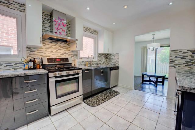 137 Wexford Rd, House detached with 3 bedrooms, 4 bathrooms and 4 parking in Brampton ON | Image 3
