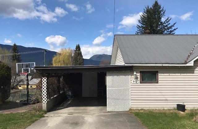 316 Nelson Avenue Nw, House detached with 2 bedrooms, 1 bathrooms and null parking in Nakusp BC | Image 6