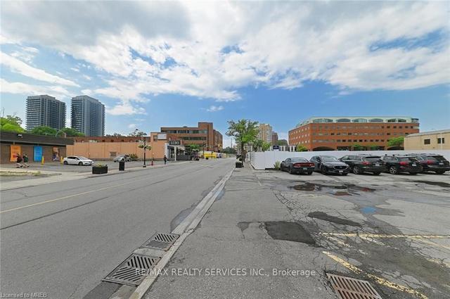 2201 - 9 George St, Condo with 2 bedrooms, 1 bathrooms and 1 parking in Brampton ON | Image 35