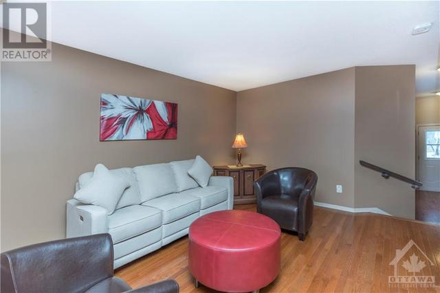 362 Hillsboro Private, Home with 3 bedrooms, 3 bathrooms and 3 parking in Ottawa ON | Image 7