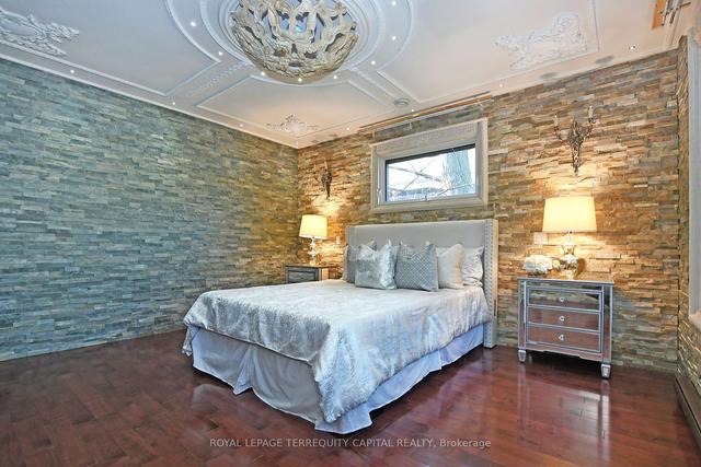 300 Hendon Ave, House detached with 2 bedrooms, 2 bathrooms and 9 parking in Toronto ON | Image 17