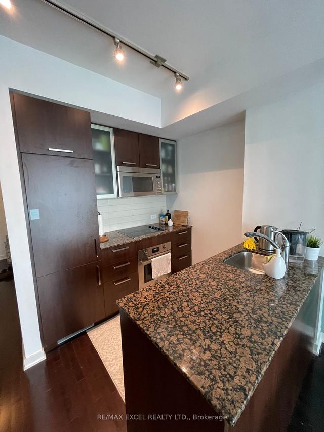 1003 - 12 York St, Condo with 1 bedrooms, 1 bathrooms and 0 parking in Toronto ON | Image 3