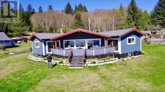 110 Hillside Rd, House detached with 2 bedrooms, 2 bathrooms and 4 parking in Mount Waddington A BC | Image 1