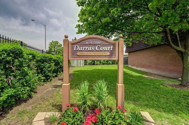 8 Darras Crt, Townhouse with 3 bedrooms, 2 bathrooms and 1 parking in Brampton ON | Image 2