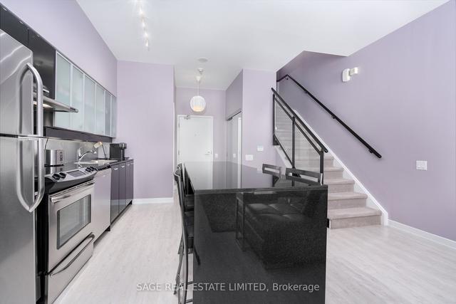 th10 - 33 Singer Crt, Townhouse with 2 bedrooms, 3 bathrooms and 1 parking in Toronto ON | Image 2