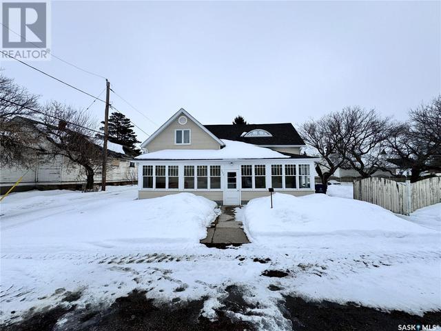 202 1st Avenue, House detached with 3 bedrooms, 2 bathrooms and null parking in Harris SK | Image 1