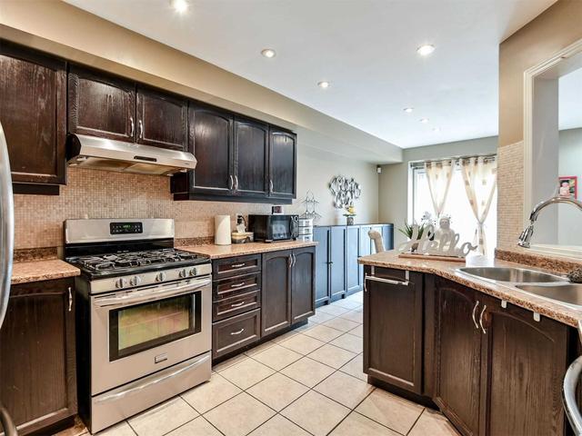 23 Wall St, House attached with 3 bedrooms, 3 bathrooms and 4 parking in Brampton ON | Image 6