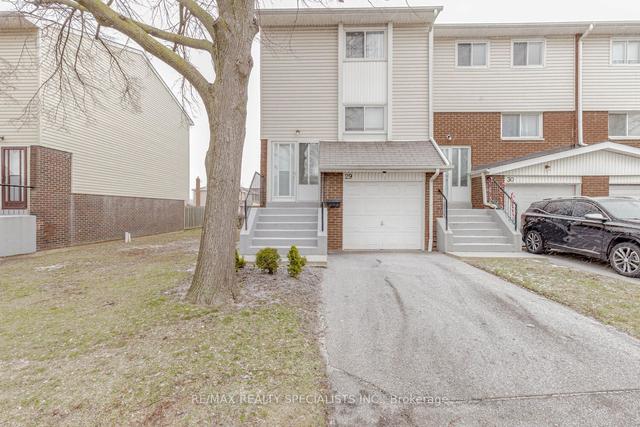 29 Sandringham Crt, Townhouse with 3 bedrooms, 2 bathrooms and 2 parking in Brampton ON | Image 1