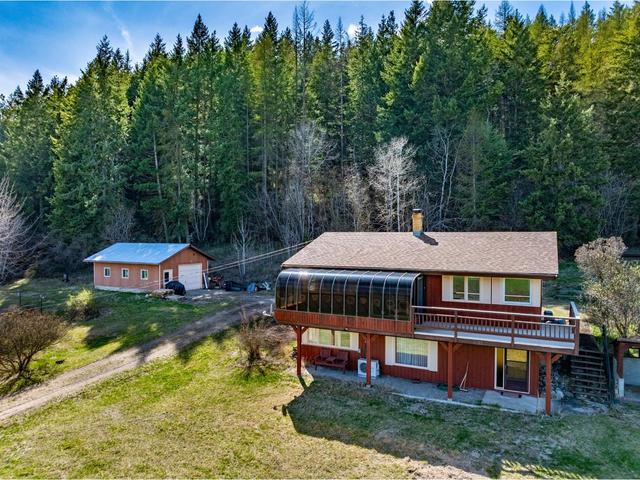 3481 Crestview Road, House detached with 2 bedrooms, 2 bathrooms and null parking in Central Kootenay B BC | Image 4