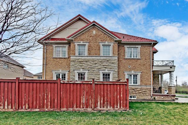 37 Versailles Cres, House detached with 4 bedrooms, 3 bathrooms and 6 parking in Brampton ON | Image 32