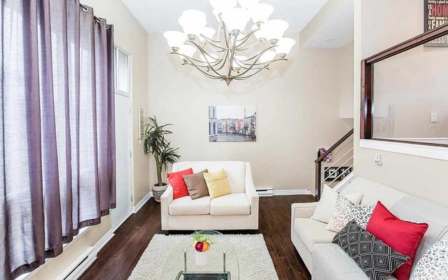 81 Darras Crt, Townhouse with 3 bedrooms, 2 bathrooms and 2 parking in Brampton ON | Image 6