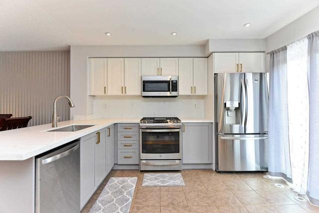 780 Johnson Hts, House attached with 3 bedrooms, 3 bathrooms and 2 parking in Milton ON | Image 4