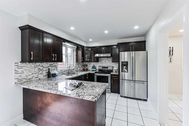 37 Clydesdale Circ, House detached with 4 bedrooms, 4 bathrooms and 6 parking in Brampton ON | Image 6