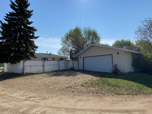 130 Centennial Drive, House detached with 4 bedrooms, 2 bathrooms and 2 parking in Wetaskiwin AB | Image 2
