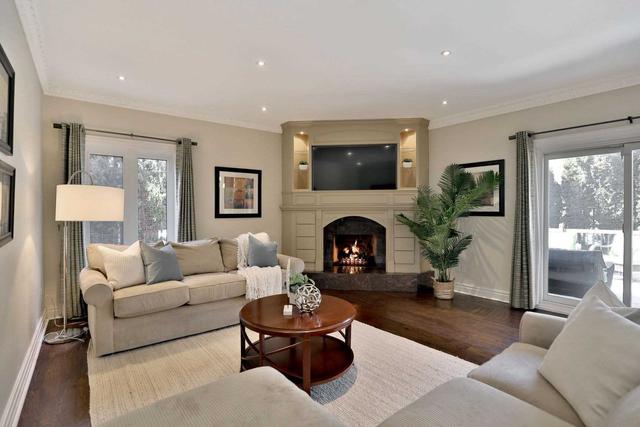 1717 Chesbro Crt, House detached with 6 bedrooms, 6 bathrooms and 6 parking in Mississauga ON | Image 2