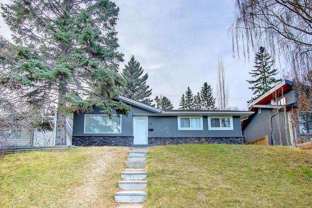 36 Hutton Crescent Sw, House detached with 3 bedrooms, 2 bathrooms and 2 parking in Calgary AB | Image 2