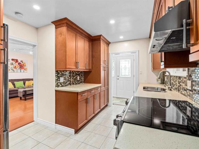 15 Bailey Cres, House detached with 3 bedrooms, 2 bathrooms and 4 parking in Toronto ON | Image 3