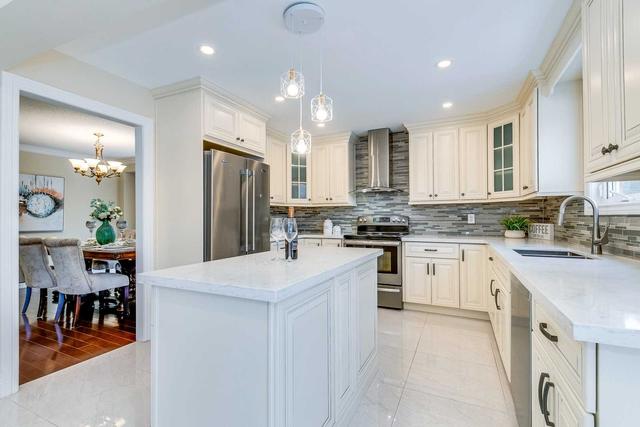 2113 Grosvenor St, House detached with 6 bedrooms, 5 bathrooms and 5 parking in Oakville ON | Image 2