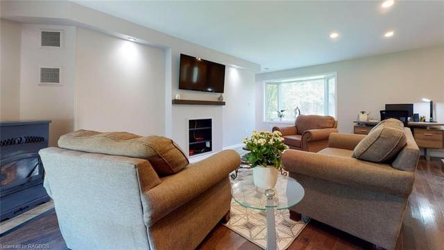 580249 60 Sideroad, House detached with 4 bedrooms, 2 bathrooms and 6 parking in Chatsworth ON | Image 10