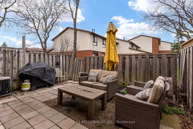 70 Foster Cres, Townhouse with 3 bedrooms, 2 bathrooms and 2 parking in Brampton ON | Image 28