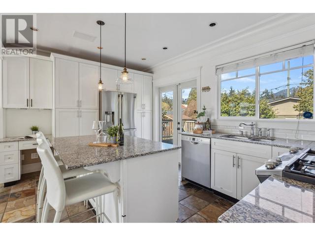 448 W 14th Street, House detached with 6 bedrooms, 3 bathrooms and 4 parking in North Vancouver BC | Image 11