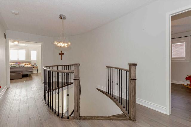 6911 Gracefield Dr, House detached with 4 bedrooms, 4 bathrooms and 4 parking in Mississauga ON | Image 8
